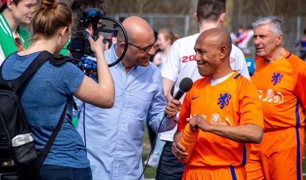 Ook oud-international Simon Tahamata werd uitgebreid geïnterviewd voor de radio en televisie. | Foto: J.P.Kranenburg