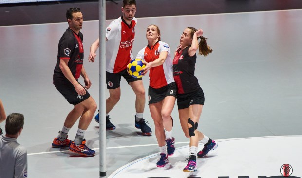 Sanne Jousma scoort een doorloopbal in de finale in Ziggo Dome. | Foto: René van Dam.