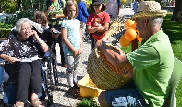 Na de lunch volgde een rondleiding met 'verhalenvertellers' die van alles vertelden over de beroemde botanische tuin. Foto: Fotobureau Monica van der Stap.
