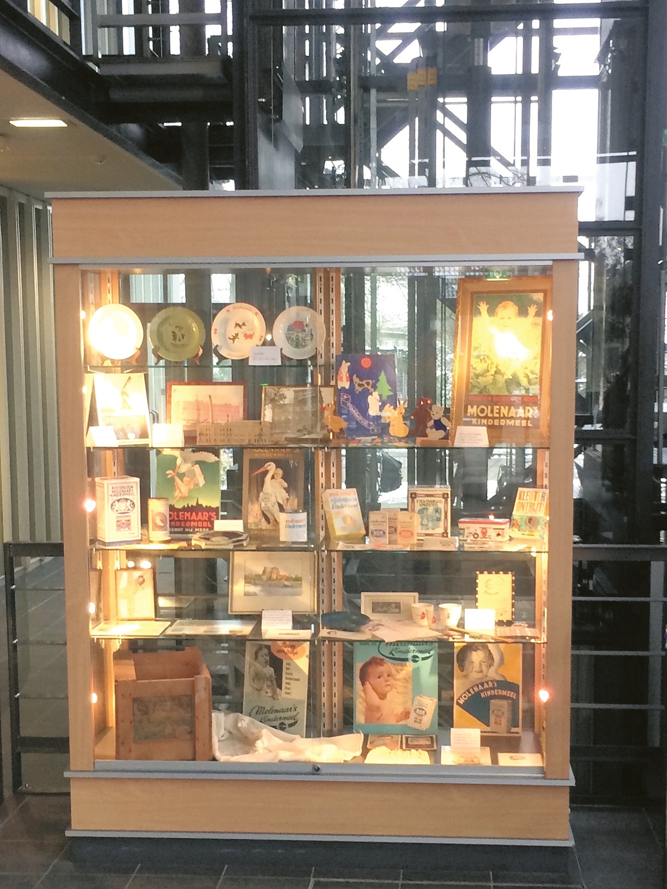 In de hal van het gemeentehuis van Landsmeer is een tentoonstelling rond de geschiedenis van P. Molenaar & Co. te bewonderen.