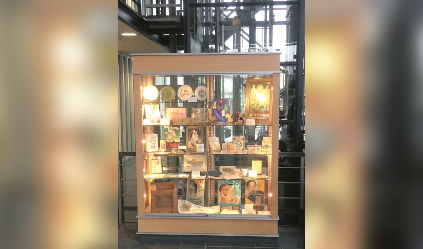 In de hal van het gemeentehuis van Landsmeer is een tentoonstelling rond de geschiedenis van P. Molenaar & Co. te bewonderen.