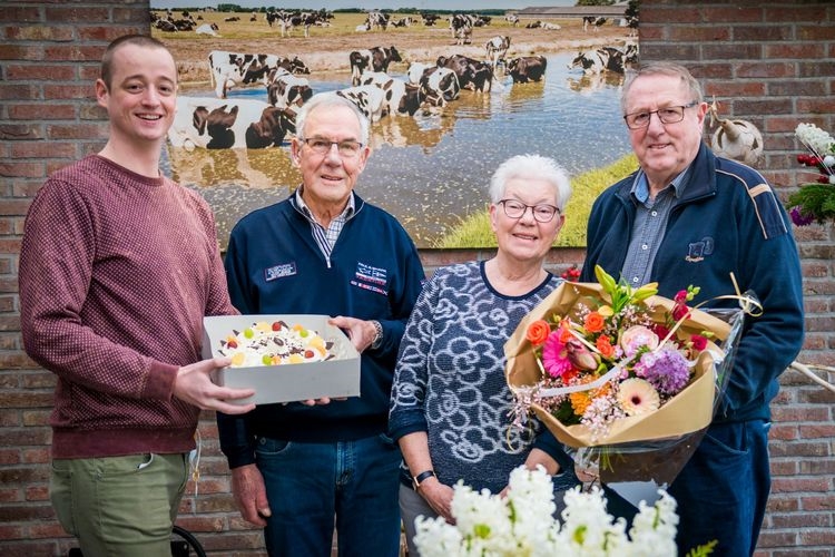 V.l.n.r.: Bestuurslid Lex Broersen, Jo Vermaire, Ineke en George Mooiman.