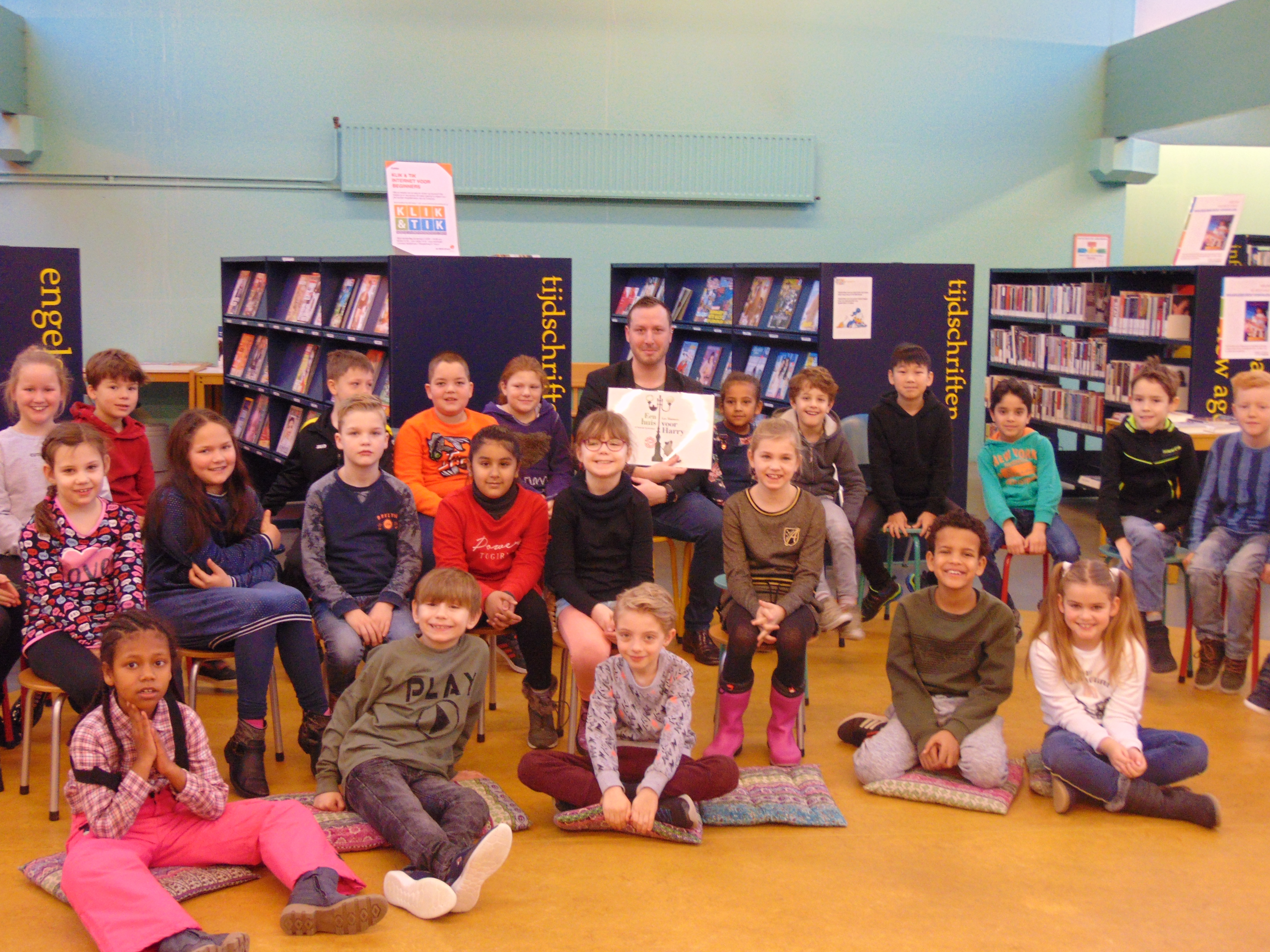 Wethouder Samir Bashara las onlangs voor in de bibliotheek in de Huesmolen aan leerlingen van basisschool Het Kompas in Hoorn.