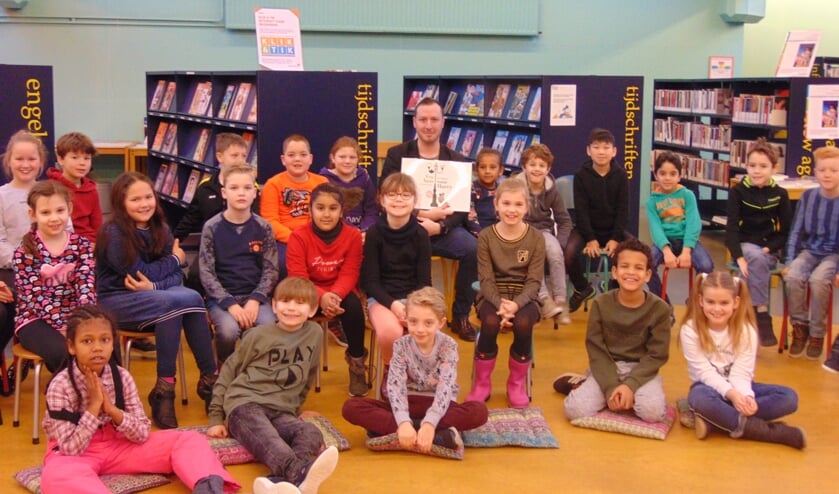 Wethouder Samir Bashara las onlangs voor in de bibliotheek in de Huesmolen aan leerlingen van basisschool Het Kompas in Hoorn.