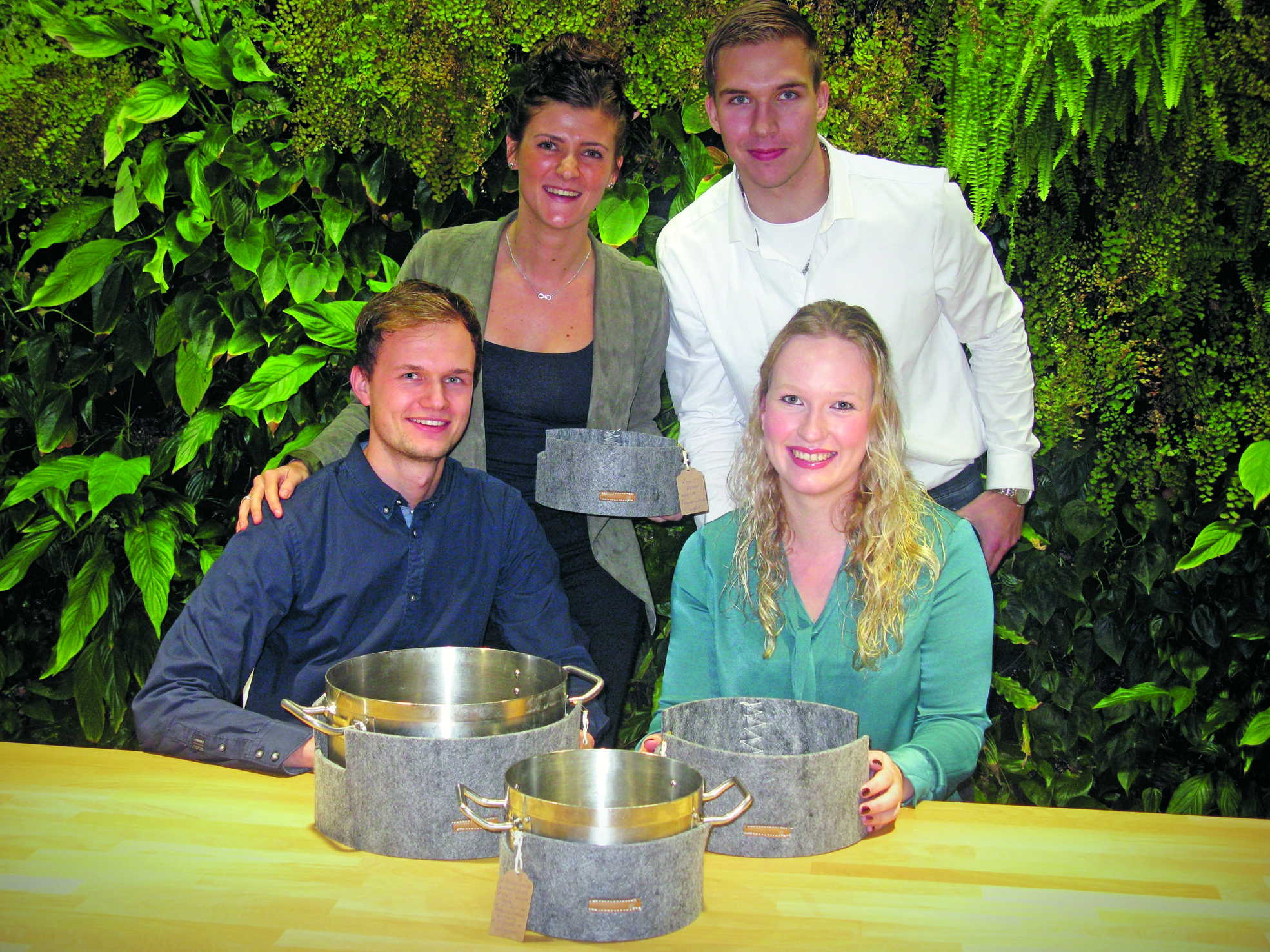 De bedenkers van de pannenwand: Maud (lb), Pieter (rb), Martijn en Merel.