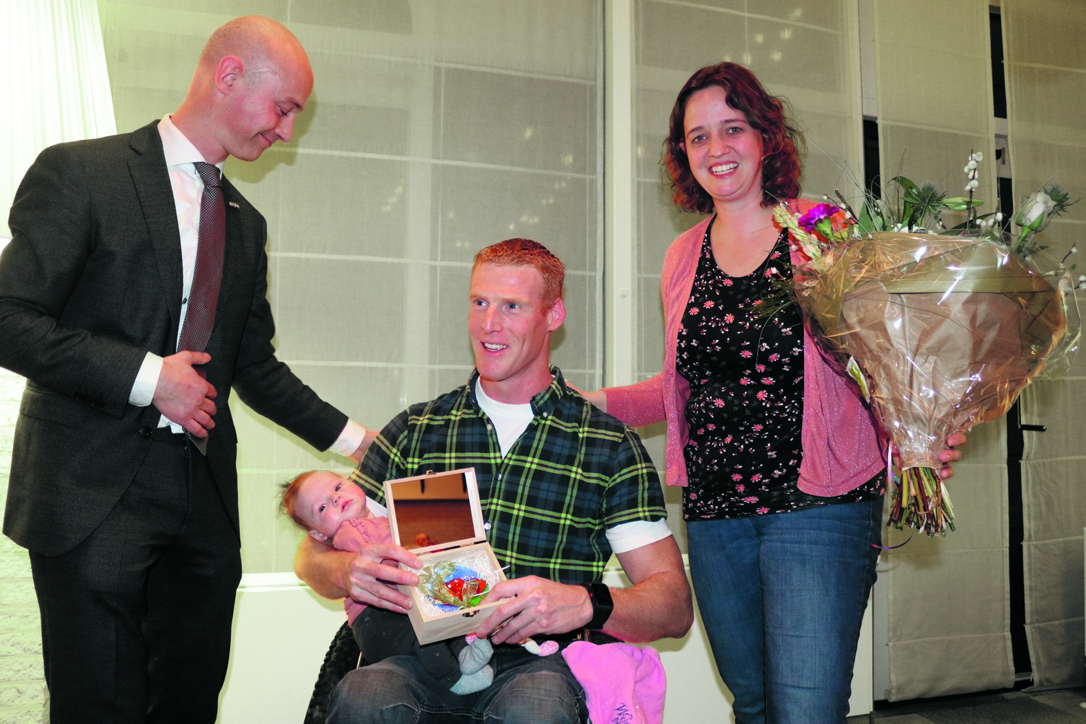 Wethouder Tesselaar van de gemeente Opmeer reikte de eerste prestatieprijs uit aan paralympisch atleet Geert Schipper. Naast hem zijn Ironlady.