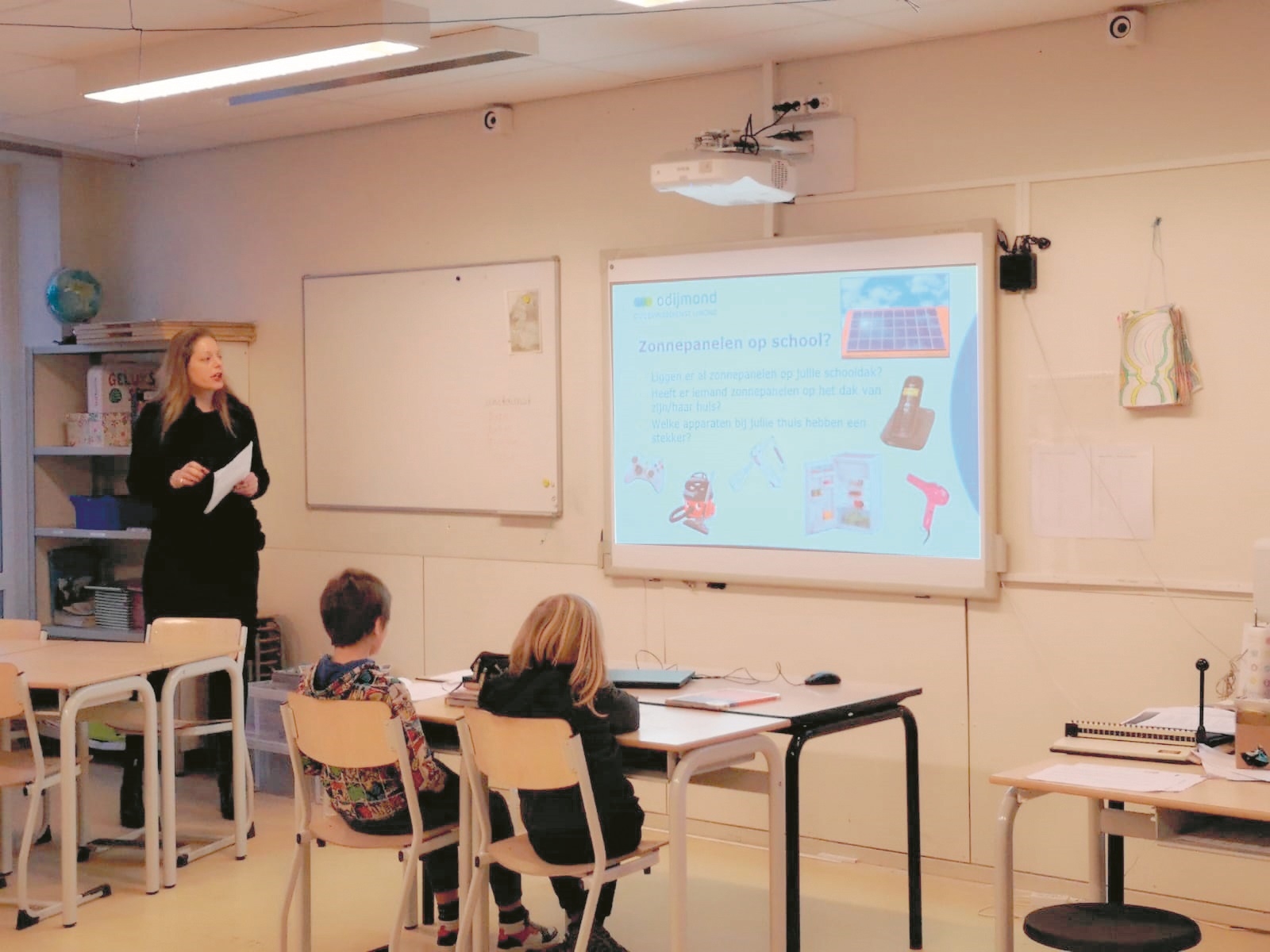 Wethouder Dral voor de klas.