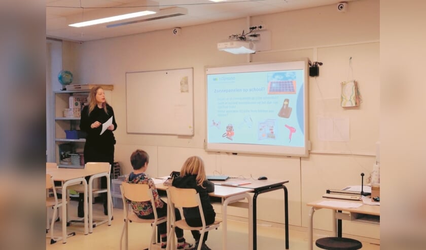 Wethouder Dral voor de klas.