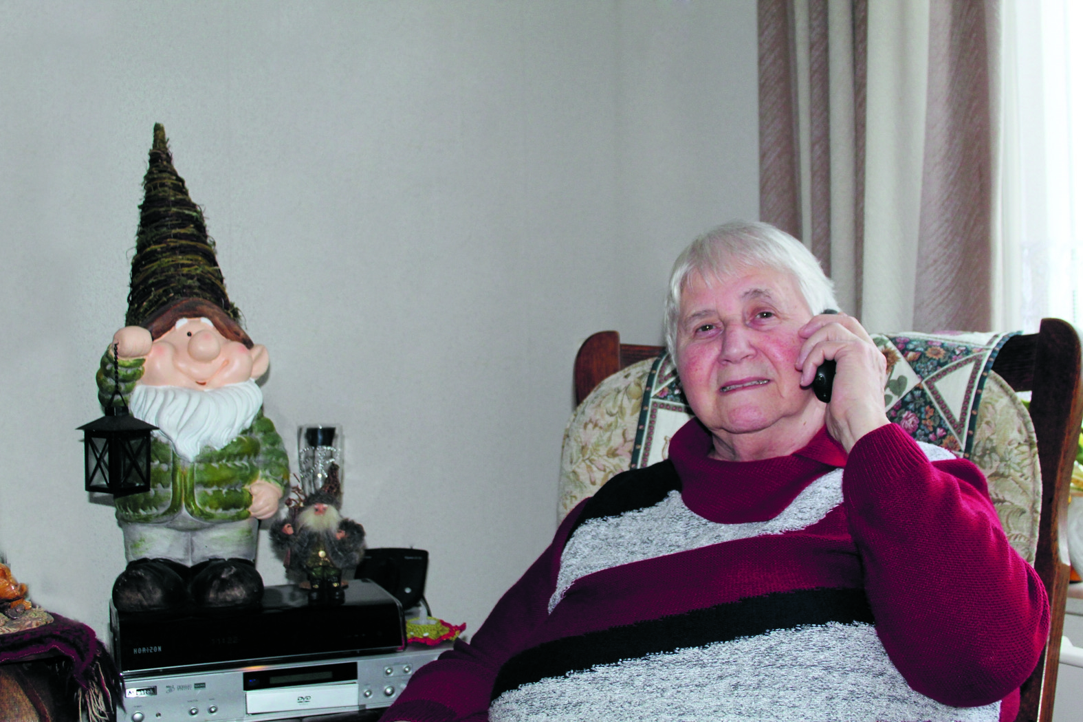 Ria Roozendaal belt elke morgen een lid van de telefooncirkel op om te horen hoe het gaat.