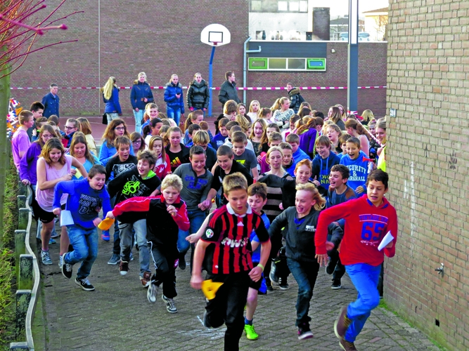 De brugklassers rennen zich de longen uit het lijf tijdens de sponsorloop voor het Kenia-project.