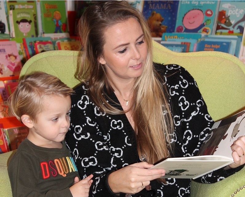 Monique Smit leest voor