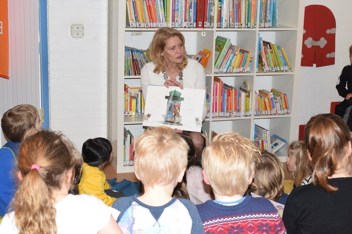 Burgemeester Kroon leest voor in de bieb. (Foto: aangeleverd)