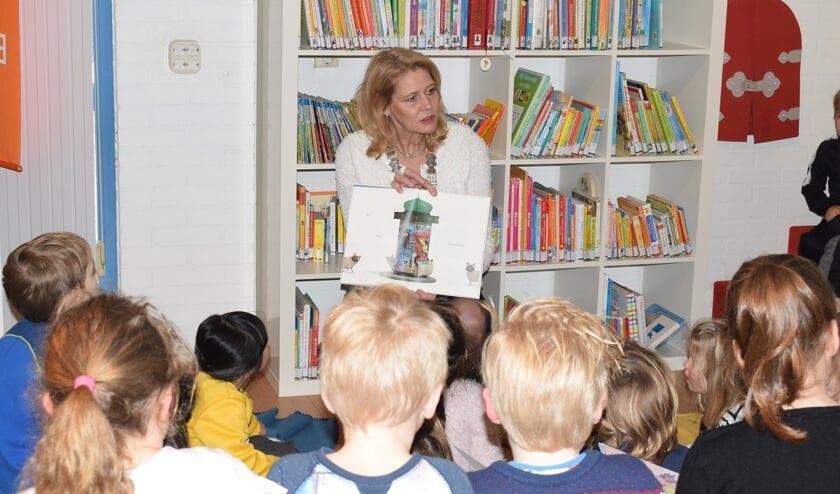 Burgemeester Kroon leest voor in de bieb. (Foto: aangeleverd)