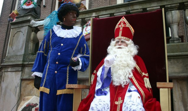 Sinterklaas wordt onthaald bij het Silverhof.