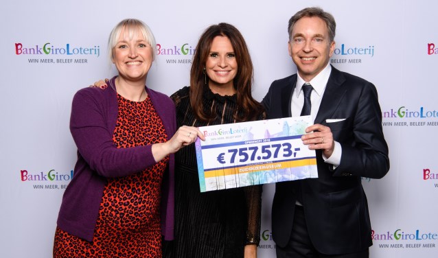 Directeur Stephan Warnik nam namens het museum de cheque van de BankGiro Loterij in ontvangst.