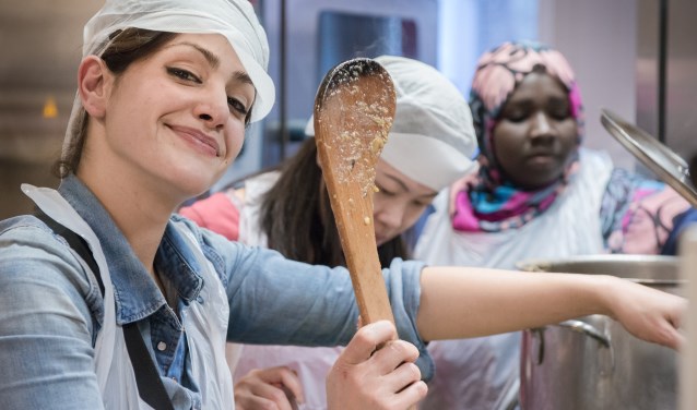 Saji maakt de heerlijkste gerechten in de nieuwe keuken.