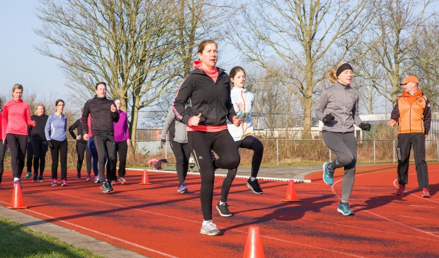 Hera-trainer Henk van Dijk (r) helpt deelnemers aan de CityRun zich op de juiste manier voor te bereiden: 'In groepsverband trainen verhoogt het plezier.'