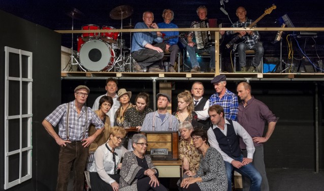 Toneelvereniging OEK speelt Het Dorp.