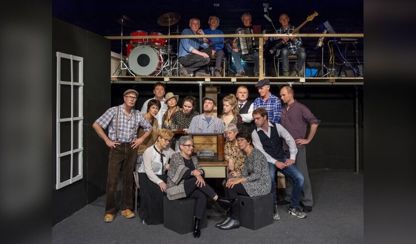 Toneelvereniging OEK speelt Het Dorp.