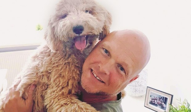 Marco Brands en zijn hondje Nila.