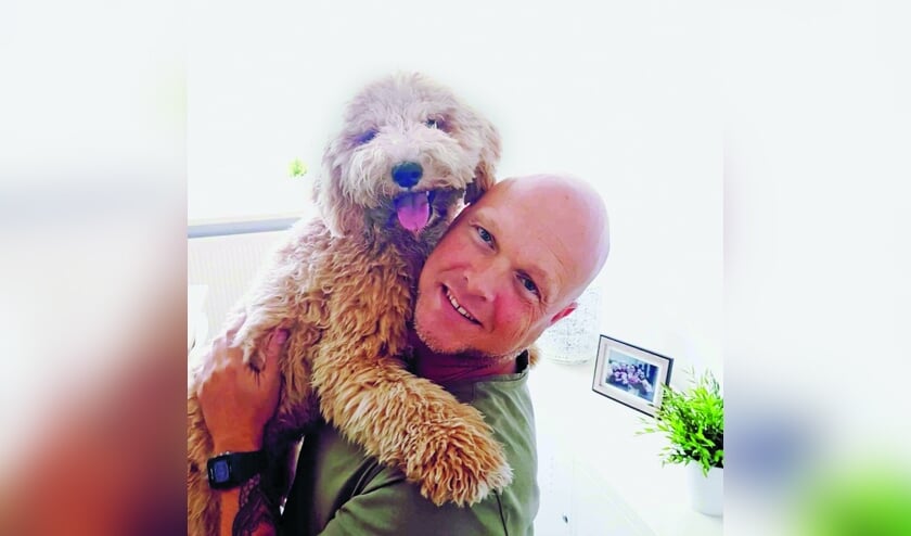 Marco Brands en zijn hondje Nila.