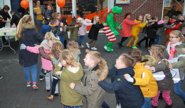 In polonaise achter Kikker aan bij de nieuwe bibliotheek in de Schooten.