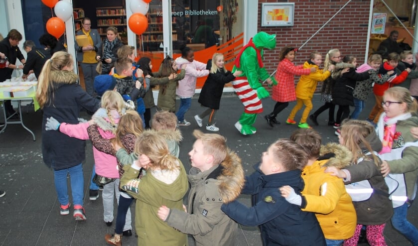In polonaise achter Kikker aan bij de nieuwe bibliotheek in de Schooten.