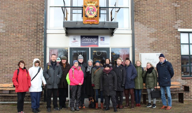 De Noorse delegatie poserend voor het Schipperscafé.