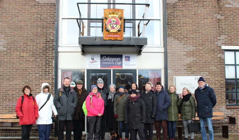 De Noorse delegatie poserend voor het Schipperscafé.