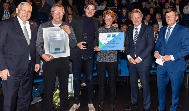 Rob (tweede van links), Bill en zijn moeder, geflankeerd door Hans Bakker, Jaap Bond en Piet Hein Debets.