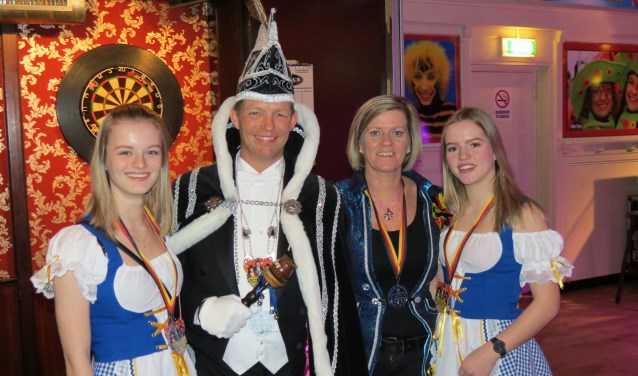 Prins Laurentius (Aad Kraakman) met zijn vrouw Miranda en dochters Joyce (l) en Maureen.