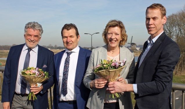 V.l.n.r. Ad Jongenelen, John Does, Monique Stam en Nils Langedijk op fietsbrug de 'Krul'.