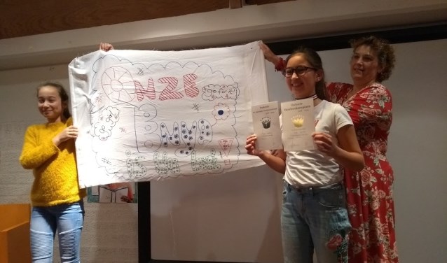 Enya Nayima Soedira van Het Spectrum (rechtsvoor), een van de voorleeskampioenen.
