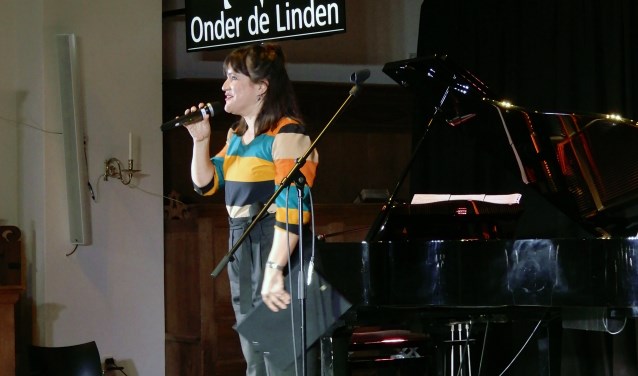 Optreden tijdens benefietvoorstelling bij Onder de Linden.