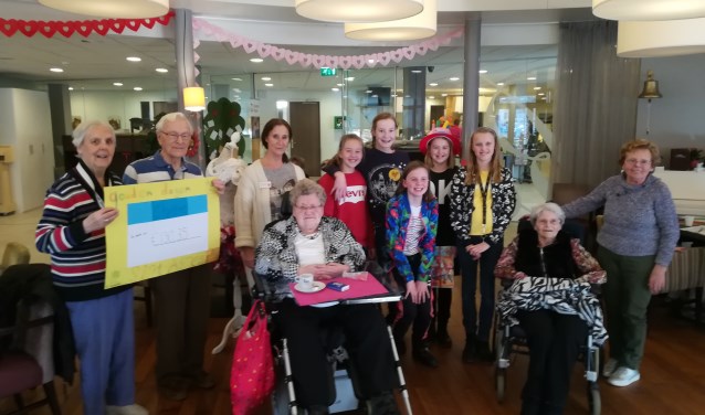 Jip en haar klasgenoten van groep 8 van van de Leonardusschool komen de cheque overhandigen aan Gouden Dagen.