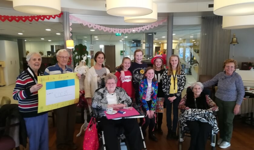 Jip en haar klasgenoten van groep 8 van van de Leonardusschool komen de cheque overhandigen aan Gouden Dagen.