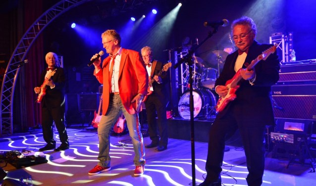 The Red Strats speelt nummers van Cliff Richards en The Shadows