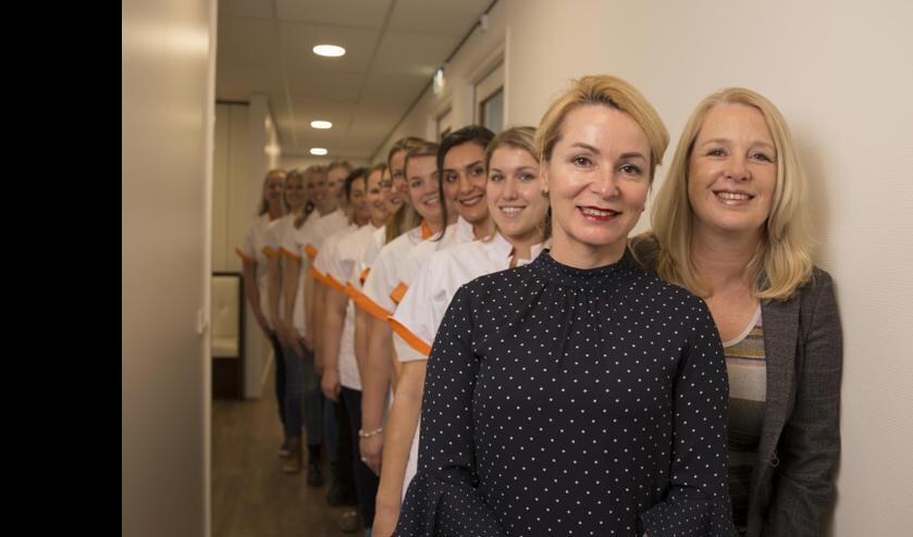 Praktijkhouders Annette de Bruijn (links) en Renate van Waalwijk van Doorn (rechts) samen met huidtherapeuten van MediDerma