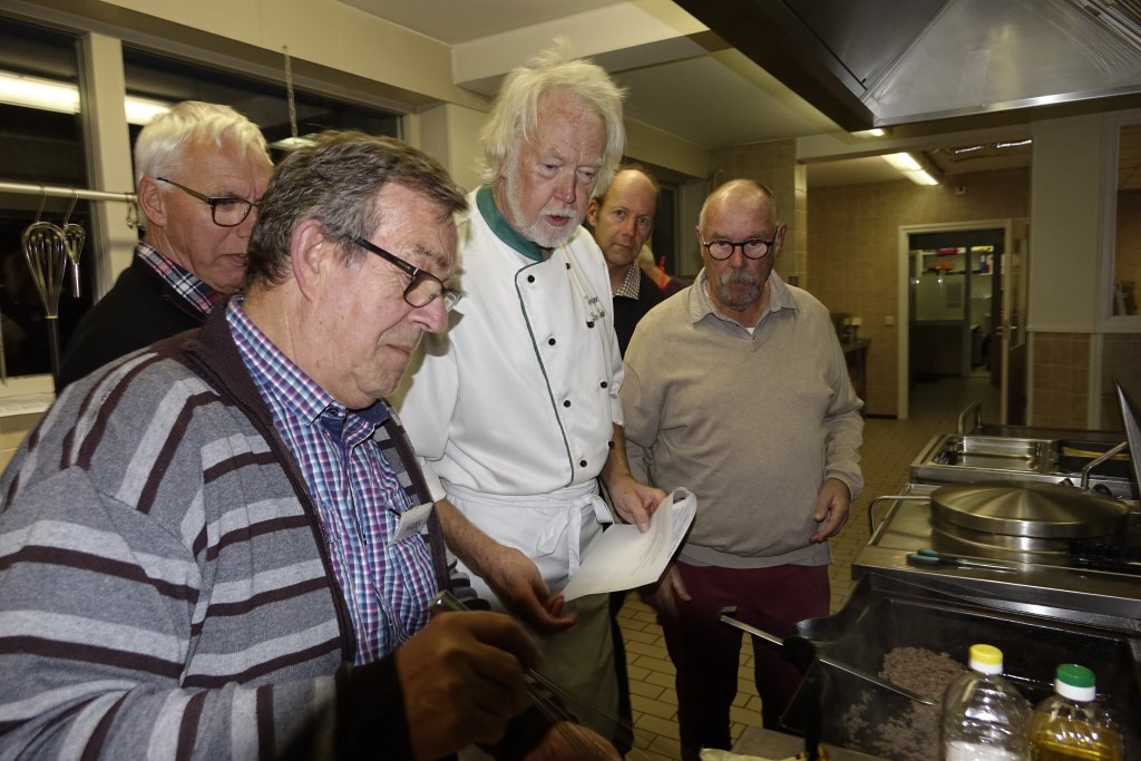 Heren die hun kookkunsten willen verbeteren zijn welkom bij WonenPlus.