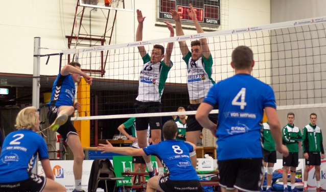 Het herenvolleybalteam in actie