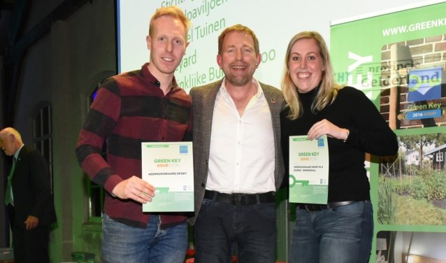 Danny de Boer en Jill Zuurbier van het Green Team Heerhugowaard Sport NV, met tv-presentator Harm Edens in hun midden.