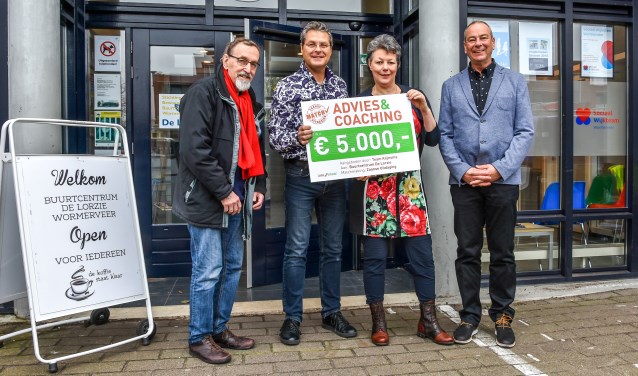 V.l.n.r: Jaap de Jong, tekstschrijver, André Klijnsma van Team Klijnsma, Mieke Pasman, secretaris van de stichting die De Lorzie beheert en Nico van Braam, voorzitter Zaanse Uitdaging.
