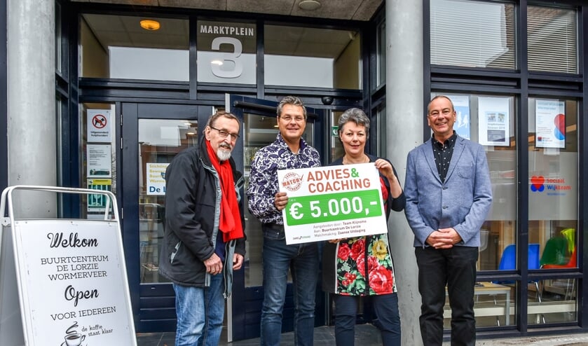 V.l.n.r: Jaap de Jong, tekstschrijver, André Klijnsma van Team Klijnsma, Mieke Pasman, secretaris van de stichting die De Lorzie beheert en Nico van Braam, voorzitter Zaanse Uitdaging.