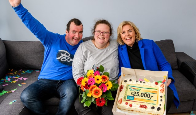 Ilona wint 25.000 euro bij de VriendenLoterij en ontvangt een cheque uit handen van VriendenLoterij-ambassadeur Irene Moors.