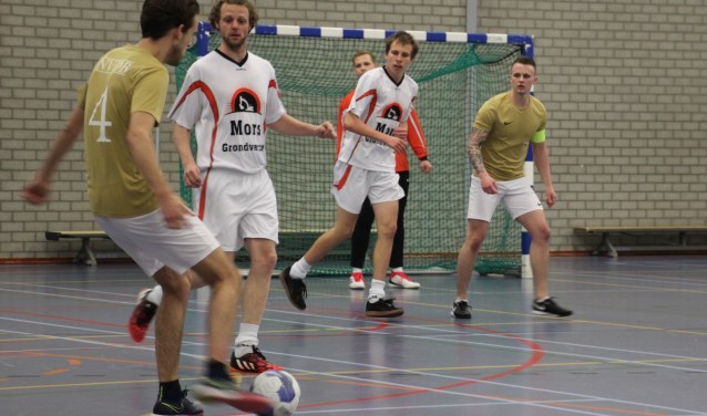 NVDB, in de goudkleurige shirts, had weinig moeite met Mors Grondverzet.