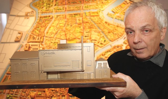 Harry Hosman met de maquette van City Theater, de bioscoop op de Parklaan die er nooit kwam