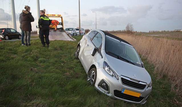 Een automobiliste raakte van de weg en kwam net op tijd tot stilstand.