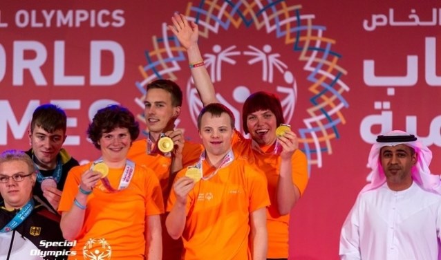 Sophie en René tussen hun teammaatjes.