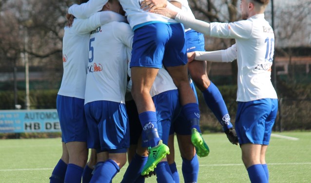 Anthony van Dongen heeft gescoord en is het middelpunt van juichende teamgenoten.