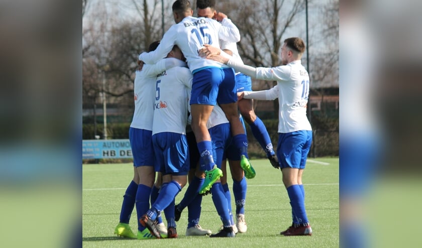 Anthony van Dongen heeft gescoord en is het middelpunt van juichende teamgenoten.